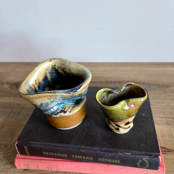 2 small handcrafted ceramic vases with unique ruffled rim. Signed by artists. - Picture 2 of 7